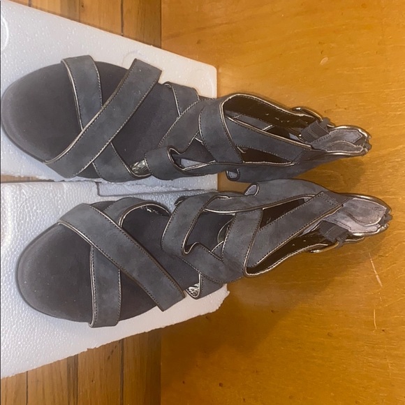 Heels - Picture 2 of 4